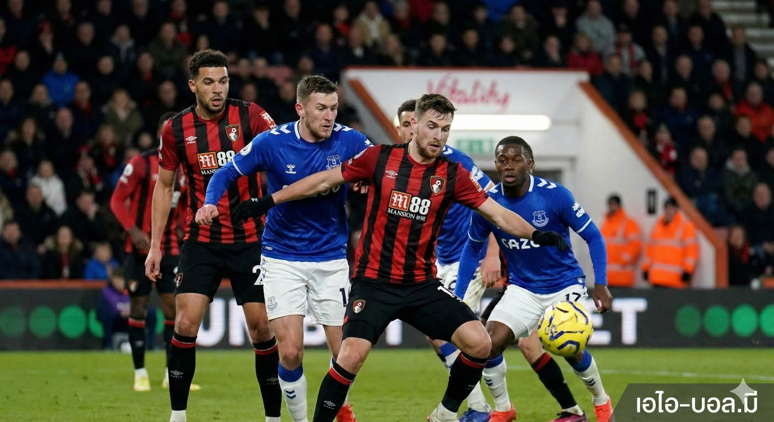 一张展示足球赛场攻防转换瞬间的广角图片,重点描绘伯恩茅斯队在主场的进攻压迫感。画面中可以看到身穿红黑球衣的球员正在向对方禁区发起猛烈进攻,体现文章中提到的“主队火力”和“大比分(2.5球以上)”的预测。看台上的球迷清晰可见,营造出热烈的主场氛围。光影效果采用动态模糊处理以展现速度感,草皮纹理细腻,色彩鲜艳,风格现代且充满活力,适合用于分割文章中关于数据统计和比分预测的段落。